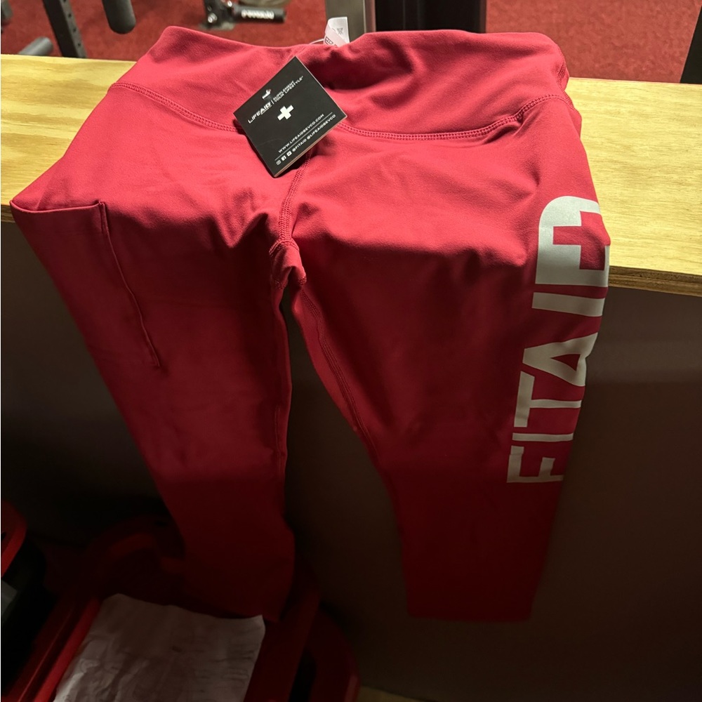 FIT AID red capris